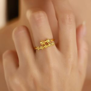 Cincin bunga osmanthus dari titanium tahan warna dengan desain motif bunga yang elegan dan penuh gaya