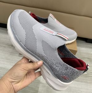 Giày chạy bộ Skechers Gowalk 6 gót muối tiêu cho nam màu trắng bạc