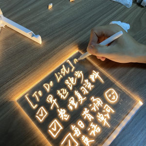2022 Creative Transparent USB Acrylic Daily Note Board Message Memo Board With Wood Stand Holder LED Lamp Writing Pad Reminder for kids gift
