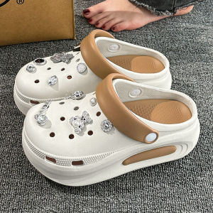 PiShops .คอลเลคชั่นใหม่ รองเท้าแตะแบบสวมแฟชั่น งานหัวโตน่าตำ พื้นนิ่มสวมใสบาย ดีเทลน่ารักมาก ฟรีตัวติดลายหมีสุดเก๋ รุ่นนี้สวมสบาย งานพื้นนิ่ม ใส่สบายเท้าสุดๆ