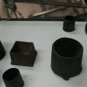 Nút nhựa tròn đóng vô ống inox   sắt .