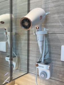 Lazy person hair dryer rack no punching bracket no handheld air duct bathroom hair dryer showerhead storage rack