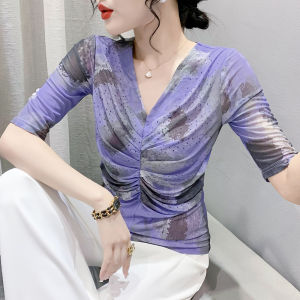 YIMEI เสื้อยืดแขนสั้นคอวีจับจีบสำหรับฤดูร้อนเสื้อยืดแขนสั้นตัดกับดีไซน์เซ้นส์ของผู้หญิงคลุมหน้าท้องเข้ารูปพอดีและเสื้อยืดได้โอเวอร์ไซส์ที่มีสไตล์