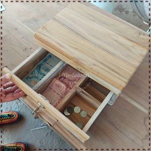 กล่องเก็บเงิน 1 ชั้น พร้อมตัวล้อค กล่องพ่อค้า แม่ค้า กล่องสมบัติ กล่องเก็บเงิน งานไม้สัก