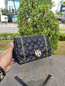 Tori Burch Slingbag Fashion Wanita Korea Dengan Bahan Bordiran Lembut Dan Kokoh Serta Variasi Alat Emas Mengkilap Dan Ranti Emas