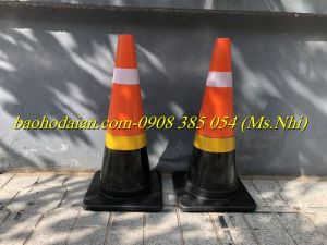 Cọc giao thông hình chóp đế đen nhựa cứng GT70DC- Hình thật