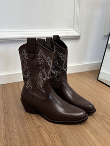 นิ้วเท้าชี้และส้นหนาสไตล์ชาติพันธุ์บางรองเท้าคาวบอยตะวันตกผู้หญิงย้อนยุคกลางรองเท้าบูทมาร์ติน