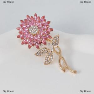 [COD] Big House เข็มกลัดพลอยเทียมรูปดอกทานตะวันสำหรับผู้หญิงชุดเสื้อผ้าที่ละเอียดอ่อนและสง่างามเข็มกลัดดอกไม้เป็นของขวัญ