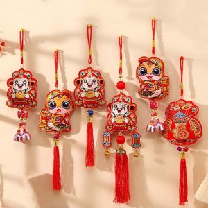 UNQIN สไตล์จีนจีน จี้วันตรุษจีน แบบดั้งเดิมดั้งเดิม งานปัก กระดิ่งลมรูปงู น่ารักน่ารักๆ พร้อมพู่ห้อย ตกแต่งเทศกาลฤดูใบไม้ผลิ สำหรับตกแต่งบ้าน