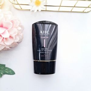 Tinh Chất Chống Nắng AHC Masters Tone Up Sun Serum SPF50+ PA++++ 50ml - - Dưỡng ẩm sáng da: Cấp nước sâu bằng Hyaluronic Acid và dưỡng sáng nhờ Niacinamide.  - Kiểm soát dầu nước: Kiềm dầu nhẹ kháng mồ hôi giúp lớp nền bền màu không loang lổ.