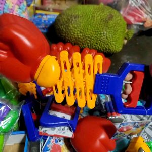 Đồ chơi tay đấm robot lò xo loại TO dùng cơ tay bóp (ảnh thật)