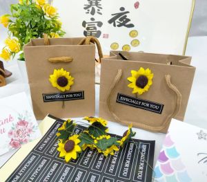 ถุงของขวัญ กระดาษคราฟท์+ดอกไม้ พร้อมป้ายติด ขนาดน่ารัก มินิ มีทั้งแนวตั้ง แนวนอน ขนาด 10*12*6 ซม.