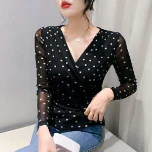 Yimei áo thun chấm bi cổ chữ V cho ôm vừa tay áo dài áo lưới 2023 thu mới cho nữ