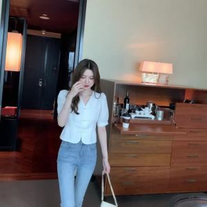 Ammin 2024 Mùa Hè Cổ Điển Đính Cườm Khóa đĩa V Thiết Kế Ngọt Ngào tay áo phồng áo voan trắng Của Phụ Nữ tay ngắn Cổ Điển Xù Vải Áo Blouse thanh lịch