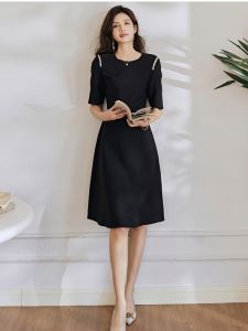 Đầm đen trơn dáng chữ A cổ tròn tay lửng phối dây hạt