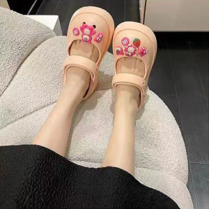 LHshoess  สินค้ามาใหม่ต้องมี รองเท้าแตะลำลองแบบสวม ดีไซน์เป็นหัวโตสุดน่ารัก แถมตัวการ์ตูนน้องหมีชมพูสุดน่ารักไปให้ พื้นนิ่มสวมใส่สบาย แมตซ์ได้กับทุกลุตเข้าได้ดับทุกการแต่งตัว