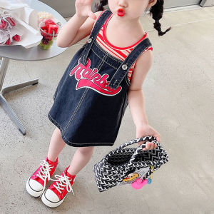 WANDER ชุดเดรสเด็กผู้หญิง กระโปรงเอี๊ยมยีนส์ การพิมพ์ตัวอักษรแฟชั่นเกาหลี ชุดกระโปรงยีนส์เจ้าหญิงเด็กผู้หญิง + เสื้อกั๊ก2ชิ้น2385