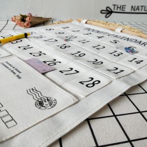 【Comfy Cove】ปฏิทินออมเงิน ปฏิทินออมเงินdiy ช่องเสียบธนบัตร แบบผ้า นำไปแขวนได้ ผ้าแคนวาส วัสดุผ้าใบ 44×42 ซม