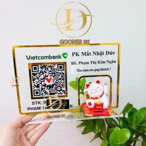 Bảng QR CODE mica in theo yêu cầu in mã qr để bàn đựng mèo thần tài vẫy tay chất liệu mica bền đẹp