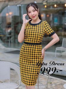 ชุดเดรสทำงานลายชิโนริสีเหลืองดำ ผ้าไหมอิตาลี่เนื้อนุ่ม ออกแบบคอกลม แขนสั้น แต่งขอบกุ้นสีดำ กระโปรงทรงสอบ มีกระเป๋าข้าง