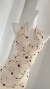 Dazzlin ชุดเดรสลายดอกไม้ผู้หญิงรุ่นใหม่คล้องคอลึก V เดรสสั้นรัดสะโพกใส่แล้วดูผอมสำหรับสาวฮอต