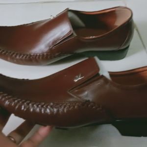sepatu pantofel / bagian depan itu dirajut/sepatu kulit.sepatu pantofel . sepatu kantor