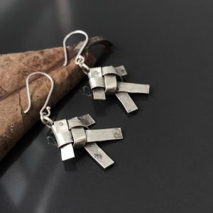 ต่างหูปลาตะเพียน เงินแท้ 99.9% รับประกันเงินแท้  ต่างหูเงินรมดำ งานแฮนด์เมด ช่างฝีมือชาวเชียงใหม่ เหมาะสำหรับผู้หญิง