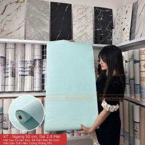 cuộn xốp dán tường dài 28 m rộng 50 cm mặt sau có sẵn keo dán cho tường phẳng mịn và láng nhẵn