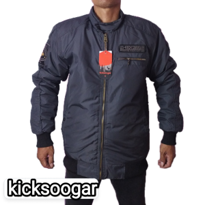 Jaket Bomber Pria Kickzoogar Premium Hitam Pekat dengan Kerah Polo dan Ritsleting