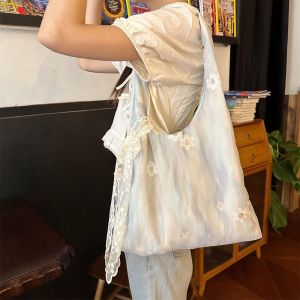 ODZ5L สีสดใหม่ กระเป๋าเสื้อกั๊กปักลายดอกไม้ ด้วยริบบิ้นลูกไม้ จุได้มาก กระเป๋าโท้ทวันหยุด น่ารักน่ารักๆ สไตล์เกาหลีแบบ กระเป๋าสะพายไหล่แบบสั้น ช้อปปิ้ง