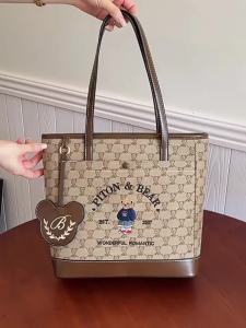 Túi tote dung tích lớn phong cách retro hình gấu nhỏ dễ thương thời trang sành điệu dễ phối đồ thích hợp đi du lịch.