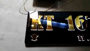 (1 SET) PLAT AKRILIK LED TIMBUL GOLD MOBIL VARIASI