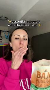 บาฮาโคสตัล - เกลือทะเลบาฮา แร่ธรรมชาติ เม็ด 1 ปอนด์ - 16 ออนซ์ 100% ออร์แกนิกและไม่ผ่านการกลั่น สมบูรณ์ด้วยแร่ธาตุที่จำเป็น เกลือโซเดียมต่ำ เหมาะสำหรับการปรุงอาหาร การจัดวาง การให้ความชุ่มชื้น และการบด ผลึกที่เก็บเกี่ยวด้วยมือจากทะเลคอร์เตซ