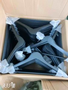 แพคละ 12 ชิ้นไม้แขวนเสื้อขาวดำ