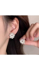 Bông tai đĩa trầm hương đính zirconia lấp lánh thiết kế hoa hướng dương tối giản.