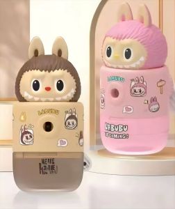 VIVOLILV (ส่วนลด 50%) ✨✨ กบเหลาดินสอ Sanrio การ์ตูนน่ารักสไตล์นักเรียนกบเหลาดินสอมือ เครื่องเหลาดินสอสำหรับนักเรียน