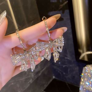 Ryn Studio ต่างหูซุปเปอร์แฟรี่แสงระดับไฮเอนด์หรูหรา ต่างหูขนาดเล็กอินเทรนด์ใหม่กระดุมโบว์ประณีตต่างหูเกินจริง