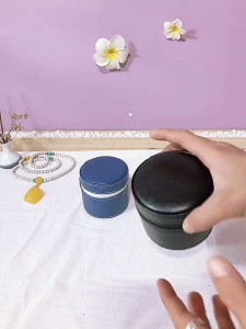 Compact Watch Travel Case Portable Single Watch Box Organizer for Wristwatches Watches Protective Watch Storage Holder