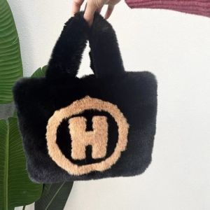 MOUSSON กระเป๋าสะพายทอตแบบขนเทียมลายตัวอักษร H นุ่มใส่ได้ทั้งถือและสะพาย แฟชั่นแนวเรียบง่ายสำหรับใช้ในชีวิตประจำวัน