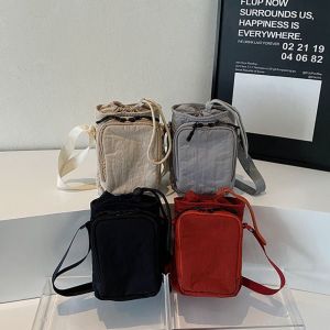 JEWELRY เชือกหูรูด กระเป๋าใส่ขวดน้ำแบบสะพายไหล่ สีทึบทึบ ผ้าใบแคนวาส กระเป๋าใส่โทรศัพท์มือถือแบบสะพายข้าง ที่วางขวดน้ำ แบบพกพาได้ ถุงถ้วยน้ำ กีฬาวิ่งกลางแจ้ง