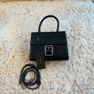 [CHUẨN HÃNG] Túi  nữ quai xáchđeo chéo nắp khóa nịt kiểu dáng đi tiệc  đi chơi đều được (Size 18)