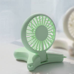 พัดลมพกพาแบตเตอรี่ 2000mAh(แท้) พัดลมมือถือ พัดลมคล้องคอ พัดลมตั้งโต๊ะขนาดเล็ก ใบพัด 7 ใบ ขนาด 2.5 นิ้ว ให้แรงลม 3 ระดับ ใช้งานต่อเนื่อง 12 ชม.