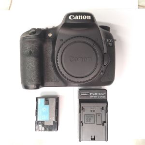 Máy ảnh CANON EOS 7D máy đẹp hoạt động tốt. không nấm móc không nhện.