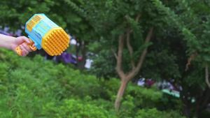 ปืนฟองสบู่บาซูก้าพร้อมน้ำยา - เครื่องยิงฟองสบู่ 69 รูสำหรับของเล่นฤดูร้อนกลางแจ้ง ของชำร่วยงานปาร์ตี้ - เครื่องทำฟองสบู่ฮาโลวีนสีน้ำเงินสำหรับเด็ก