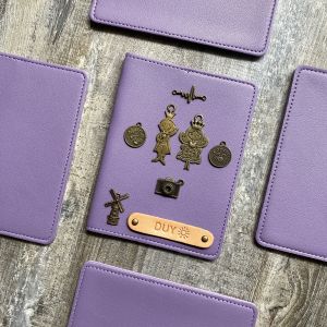 Bao đựng hộ chiếu (cover passport) màu tím simple chất da đẹp gắn tên & dán icon charm art