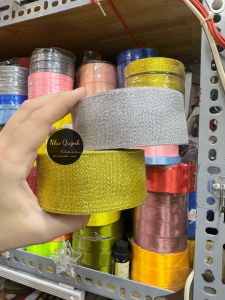 Ruy băng kim tuyến thắc nơ trang trí . Dùng thắc nơ trang trí giỏ quà giỏ hoa ...1 Cuộn bản rộng ( 1cm_2cm_4cm ) Dài 20 mét