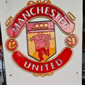 โลโก้ Manchester United วัสดุเหล็กตัดเลเซอร์ขนาด 60 * 60 cm แบบเหล็กเต็มแขวนติดผนัง เหล็กหนา 3 มิลลิเมตร น้ำหนัก 4.5 กิโลกรัมพ่นสีเหมือนจริงใช้สี 2K สีพ่นรถยนต์ภายนอก สวยงามคงทนไม่ลอกไม่ร่อนไม่เป็นสนิมติดตั้งได้ทั้งภายนอกภายในอาคารบ้านเรือน