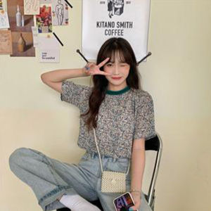 LHSunday งานเข้าใหม่  เสื้อแฟชั่นผู้หญิง เป็นงานแขนสั้น มีทั้งคอกลมและคอวี ตกแต่งลวดลายดอกไม้ เนื้อผ้าดีใส่สบายราคาถูก รีบมาตำเลย