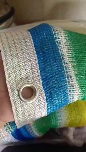 ตาข่ายกันแดดสีเขียวพร้อมขอบผูก มีรูพรุน หนาแน่น หนาขึ้นสำหรับระเบียง ลานบ้าน การกันความร้อนกลางแจ้ง การบังแดด และตาข่ายป้องกันแสงแดด