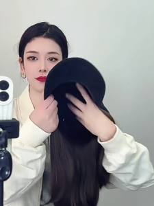 หมวกเบสบอลสาวที่มีวิกผมที่ยืดผมสติกเกอร์ติดรถยนต์สำหรับถ่ายภาพวันหยุดที่ยืดผมผมตรงสำหรับต่อที่สง่างาม